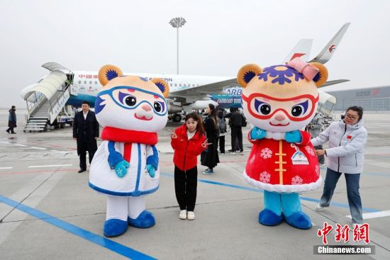 10月30日是哈尔滨2025年第九届亚洲冬季运动会倒计时100天的日子。当日9时17分,作为哈尔滨亚冬会官方航空服务澳门永利皇宫官网入口的合作伙伴,东航首架“亚冬号”彩绘飞机执行mu6347航班,搭载146名首航旅客从上海虹桥国际机场飞往哈尔滨。东航为旅客打造了从地面到空中,从值机、登机到飞行全程的冰雪运动主题沉浸体验,开启“东航之翼、滨缘亚冬”的精彩旅程,以最新发布的“亚冬号”彩绘机作为“空中大使”传递“亚冬之约”。图为工作人员与亚冬会吉祥物“滨滨”和“妮妮”合影。 10月30日是哈尔滨2025年第九届亚洲冬季运动会倒计时100天的日子。当日9时17分,作为哈尔滨亚冬会官方航空服务澳门永利皇宫官网入口的合作伙伴,东航首架“亚冬号”彩绘飞机执行mu6347航班,搭载146名首航旅客从上海虹桥国际机场飞往哈尔滨。东航为旅客打造了从地面到空中,从值机、登机到飞行全程的冰雪运动主题沉浸体验,开启“东航之翼、滨缘亚冬”的精彩旅程,以最新发布的“亚冬号”彩绘机作为“空中大使”传递“亚冬之约”。图为工作人员与亚冬会吉祥物“滨滨”和“妮妮”合影。