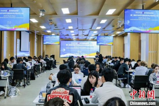 11月12日至13日,第二届来华留学生国际商务决策模拟大赛暨尖烽时刻国际赛总决赛在上海财经大学举办。图为比赛现场。 上海财经大学供图 11月12日至13日,第二届来华留学生国际商务决策模拟大赛暨尖烽时刻国际赛总决赛在上海财经大学举办。图为比赛现场。 上海财经大学供图